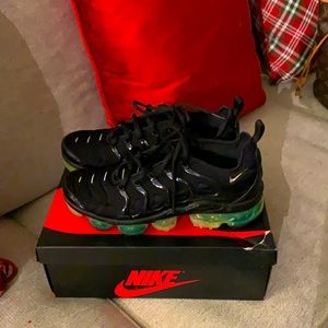 Black and green Vapormax plus 7.5 men